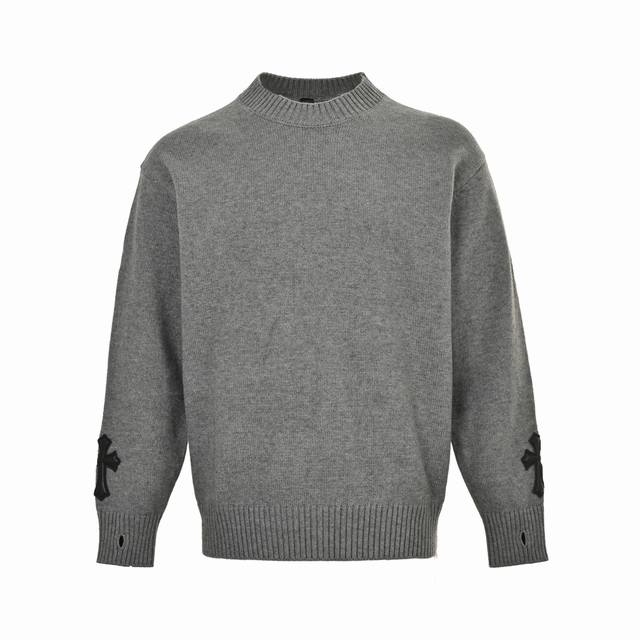 Chrome Hearts克罗心 22Fw 十字皮标立体嵌花圆领毛衣 该针织衫精选定织定染灰色纯羊毛纱线精心织造,超精纺进口密织技术,面料偏厚实且克重足,无论是 Chrome Hearts克罗心 22Fw 十字皮标立体嵌花圆领毛衣 该针织衫精选定织定染灰色纯羊毛纱线精心织造,超精纺进口密织技术,面料偏厚实且克重足,无论是