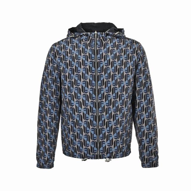 Fendi 芬迪 25Fw 满印Logo双面穿连帽夹克外套 定制锦纶风衣面料 采用数码直喷技术印花 通过机器分析原版排版 将图案信息转化为数字信号 将染料直接喷