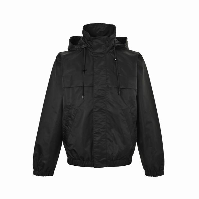 Louis Vuitton 路易威登 单面拼接纯色冲锋衣连帽夹克外套 原版25800购入，定制布料分为纯色面尼龙材质布料和定做满Logo真丝提花面。隐藏式帽子工