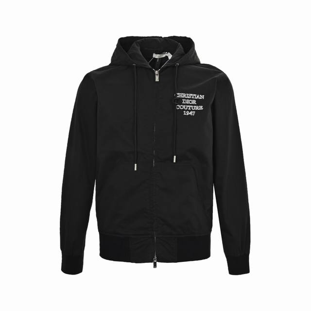 Dior 迪奥 24Fw 字母印花连帽风衣外套 采用进口原料进行面料制作，门襟拉链统一开模定制而成，拉轨才用进口环保材料机械压成。下角绳定织后，才用透芯染技术进