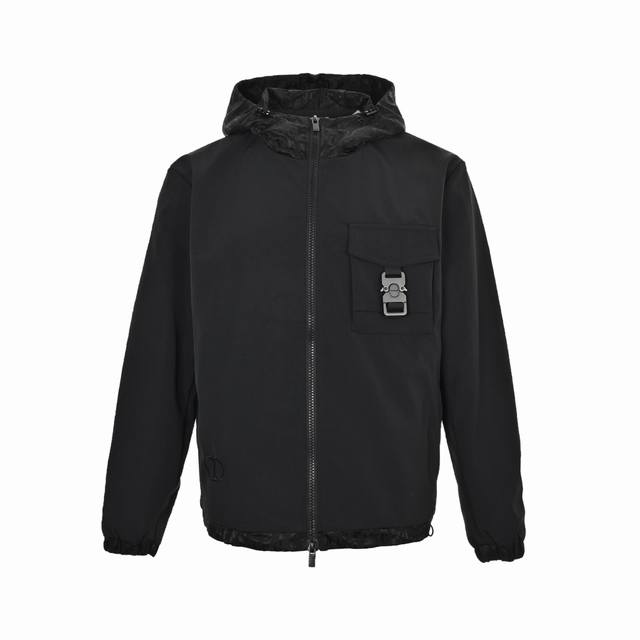 Dior 迪奥 满印拼接卡扣连帽风衣外套 采用进口原料进行面料制作，门襟拉链统一开模定制而成，拉轨才用进口环保材料机械压成。下角绳定织后，才用透芯染技术进行定染