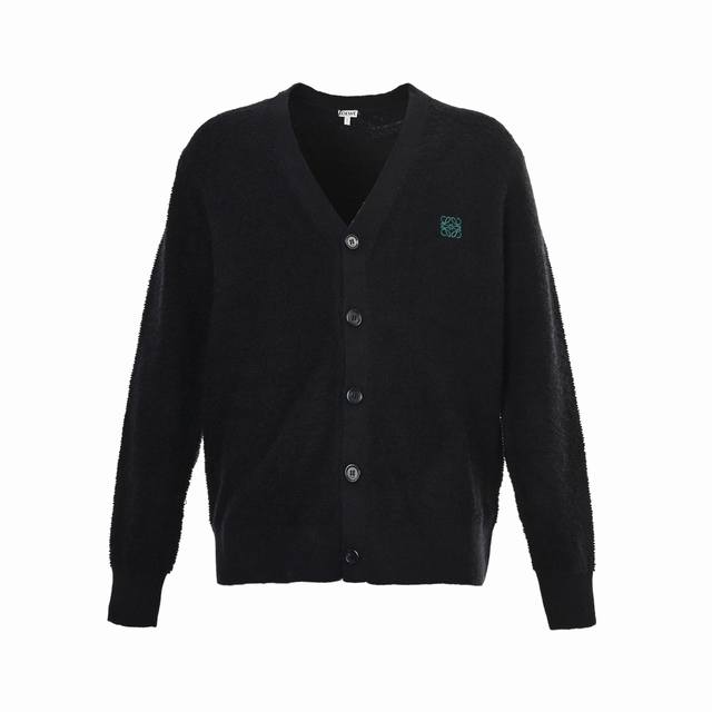 Loewe 罗意威 25Fw 刺绣徽标毛衣开衫外套 定织上乘羊毛纱线 细腻柔软 采用进口机刺绣工艺 成衣洗水加软去味工艺 通过专业的洗涤设备和特定的洗涤剂 对衣