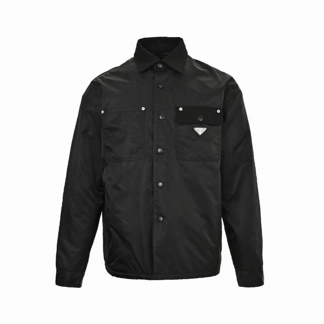 Prada 普拉达 24Fw 三角标翻盖棉服外套 定制尼龙斜纹防护绸，内里丝绒云棉片，厚重扎实，采用进口专机红外线定位，纯手工水后拆卸工艺，套里布与棉片完美结合