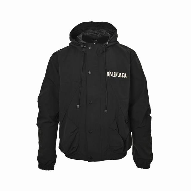 Balenciaga 巴黎世家 24Fw 胶带印花连帽风衣外套 简约的设计赋予其简洁、柔软和透气。简洁的风帽只需轻轻一拉即可快速调节可收纳，可确保稳固舒适：而拼
