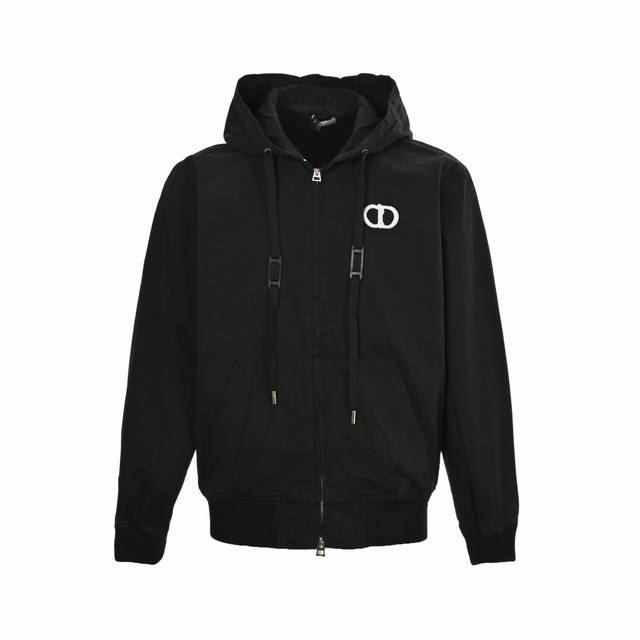 Dior 迪奥 Cd刺绣字母印花拉链连帽风衣外套 采用进口原料进行面料制作，门襟拉链统一开模定制而成，拉轨才用进口环保材料机械压成。下角绳定织后，才用透芯染技术