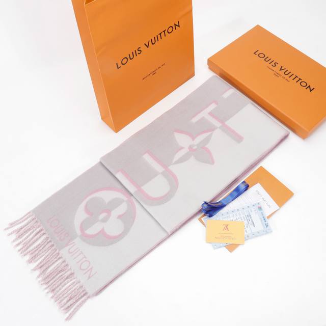 Louis Vuitton Lv 灰粉拼色双面流苏长围巾 #代购版本# M93281.粉色控必入，官网同步更新。羊绒羊毛成份。全套礼盒+飞行盒包装，退换包装需保