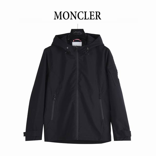 Moncler蒙口 25Fw 徽标刺绣袖口袋拉链连帽夹克外套 产品选用100%聚酯纤维制成的细密柔软面料，产品通过精准的剪裁， 使成衣形成贴身的肩部与胸部，兜帽