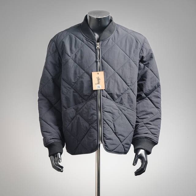 Stussy 23Fw 斯图西黑8台球拉链棉服夹克外套 Ball Quilted Liner Jacket 首先，先讲讲工艺，整件衣服全部菱形格子都要对位，需要