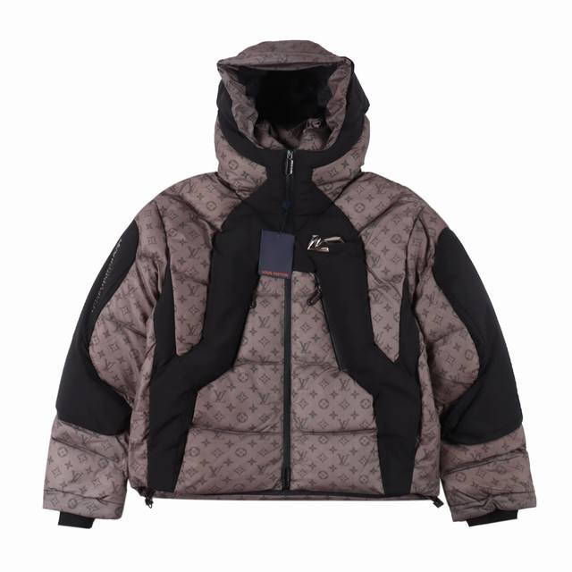 Louis Vuitton路易威登 限定款老花温感连帽羽绒服 此款羽绒夹克采用热敏和水敏科技面料将经典的老花元素铺满，将Lv3D标识和Lv2054标志放在胸前和