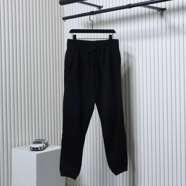 Burberry巴宝莉Bbr 侧菱格织带套装休闲长裤 高级全棉毛圈面料，肌理感丰富有趣，不同于传统卫衣外套面料，这块面料的手感很好，上身就是那种精英休闲的味道，