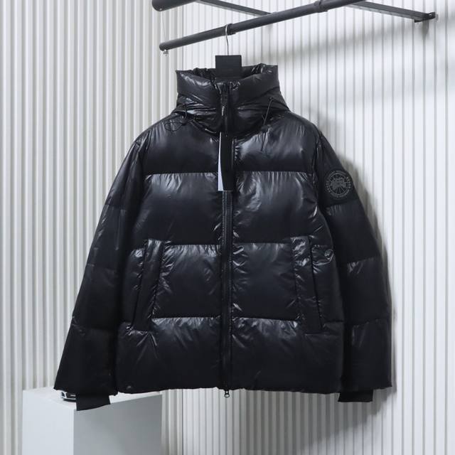 泡芙格子羽绒 加拿大品牌Canada Goose一直是被公认为最保暖的羽绒服，各种各路Ins红人、网红、明星也时长穿他街拍。每年都有做Canada Goose，