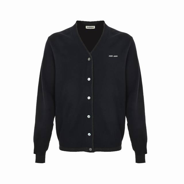 Miu Miu 缪缪 25Fw 下摆拼接假两件针织毛衣开衫 定织羊绒丝光褛，德国进口机提花组织而成 ，双织定型复合工艺，将羊绒织成上段，丝质织成下段，实现两段式