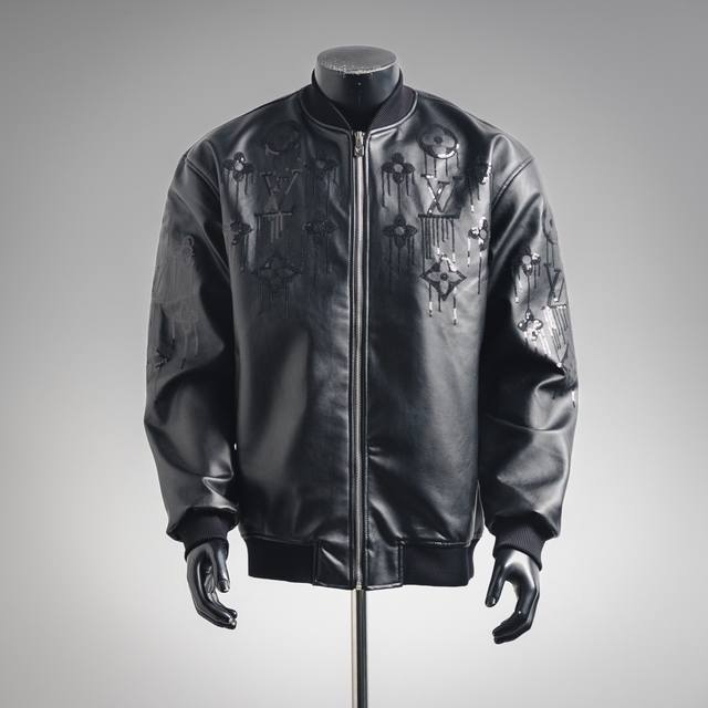 Louis Vuitton Lv 25Ss 珠片Logo压花皮衣外套 当季新款，本款采用优质皮革，再以莹亮珠片勾勒出经典路易威登标识于前胸，后背和手袖。百搭款，