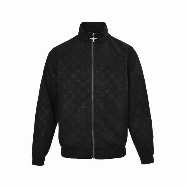 Louisvuitton 路易威登 飞机拉链满印夹克外套 Yb购入打版，采用定制科技满印面料，面料经过抗静电处理，秋冬穿着不粘尘不起球，以高密度经纬编织打造挺括