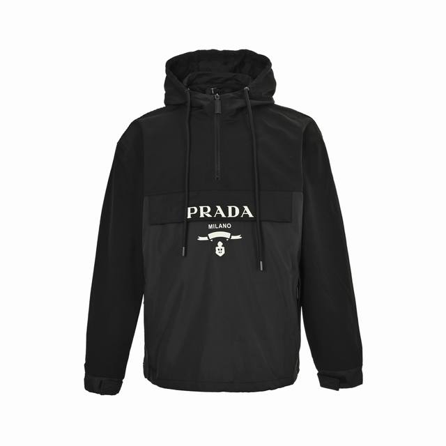 Prada 普拉达 字母徽标半拉链连帽外套 面料采用全棉胚布定染 因面料有弹性的特殊原因 提前将面料进行高温蒸汽预缩 定型 裁剪下来的衣片尺寸更加精准 整件衣服