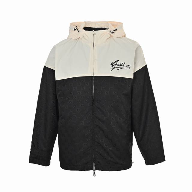 Gucci 古驰 暗纹提花拼接连帽风衣外套 采用黑白面料拼接，定染出白色和黑木色后，排花设计整齐有序，完美还原！工装夹克剪裁与简约的廓形，舒适又实穿，潇洒酷飒自
