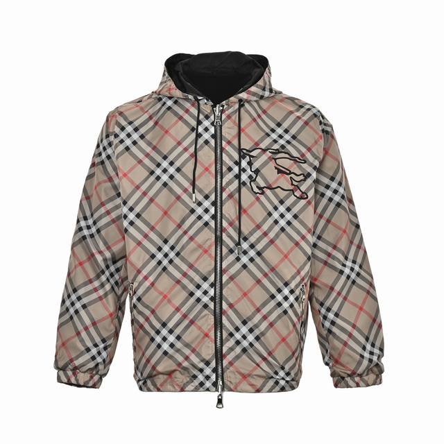 Burberry 巴宝莉 24Ss 格纹战马双面穿夹克外套 轻便的连帽外套，选用由梭织尼龙面料制成，设计有可调式抽绳连帽以及双拉链设计！下摆采用骑士战马贴花刺绣