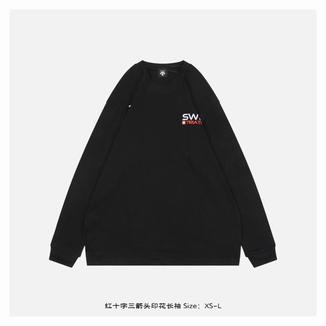 红十字三箭头印花长袖 灵感源自八十年代复古，采用定制面料制作而成，面料经过同缸染色工艺处理，手感舒适柔软，既时尚又具有个性，无论男女都非常合适，无论是搭配休闲装