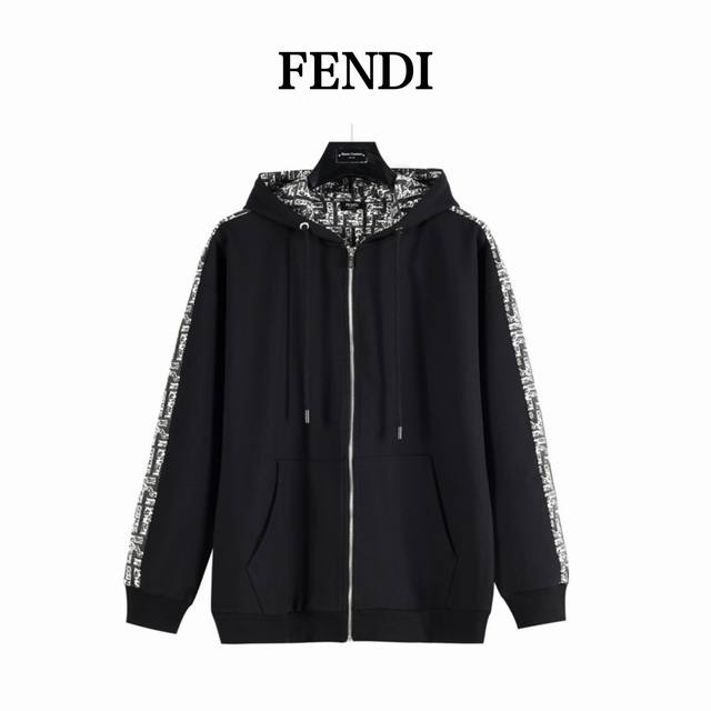 Fendi 芬迪 25Fw手臂满印双F连帽外套 采用轻盈翻面绒棉质面料，一面光滑的棉质表面，一面经过起绒处理，整体裁剪较为宽松，使用双向拉链开合，方便穿脱，增加