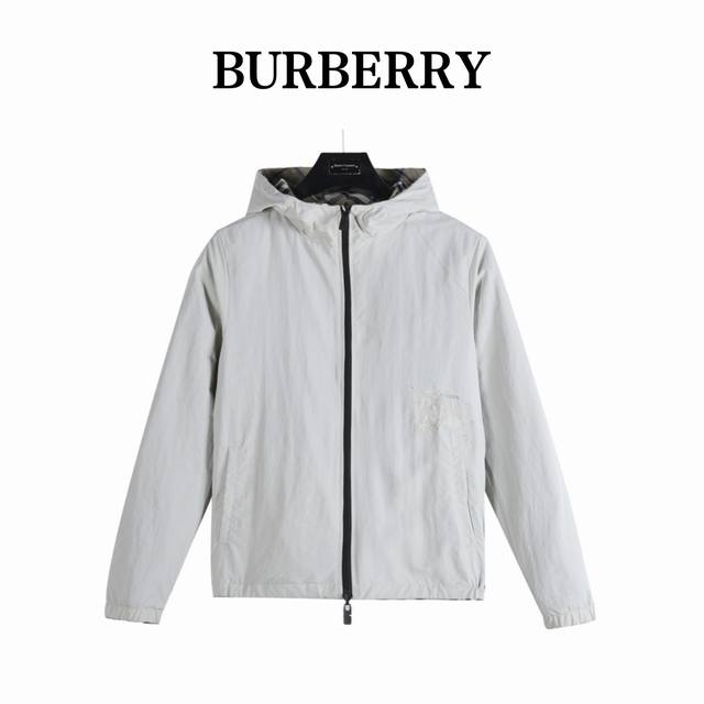 Burberry 巴宝莉 24Ss 格纹战马双面穿连帽外套 轻便的连帽外套，选用由梭织尼龙面料制成，设计有可调式抽绳连帽以及双拉链设计！ 下摆采用骑士战马贴花刺