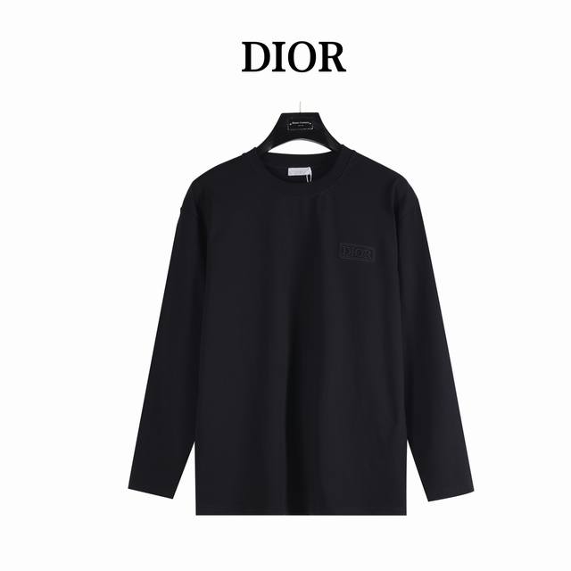 Dior 迪奥 简约胸口方标长袖 采用定制面料。添加杜邦公司Sorona 索罗娜 材料，亲肤性好、长效抗菌、防螨，更耐洗，棉线经过反复处理，移除劣质段粗纤维和杂