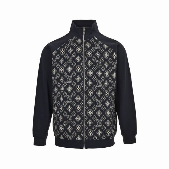 Louisvuitton 路易威登 通体老花拼接运动套装立领外套 老花经典元素，上身休闲舒适，衣身同色无色差，工费昂贵。 前后幅通体老花满印+拼接搭配，非常醒目
