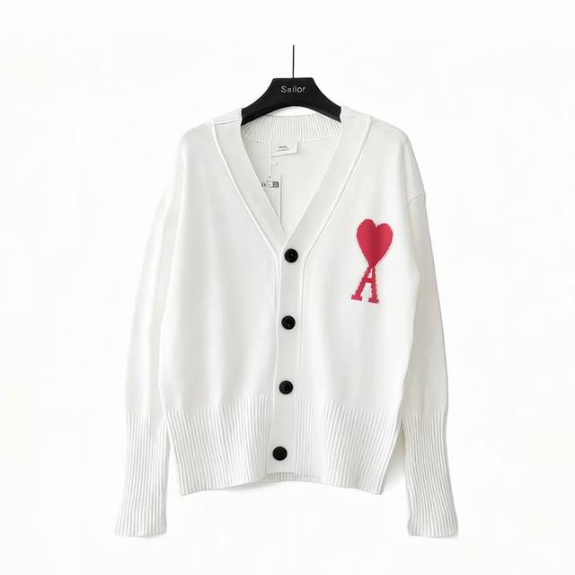 实拍细节图 +尺码表 Ami 艾米 马卡龙色系爱心提花针织纽扣开衫长袖毛衣 洗水唛吊牌主麦均为最新版本和图不一样 面料：羊毛混纺 工艺：提花爱心定制Logo纽扣