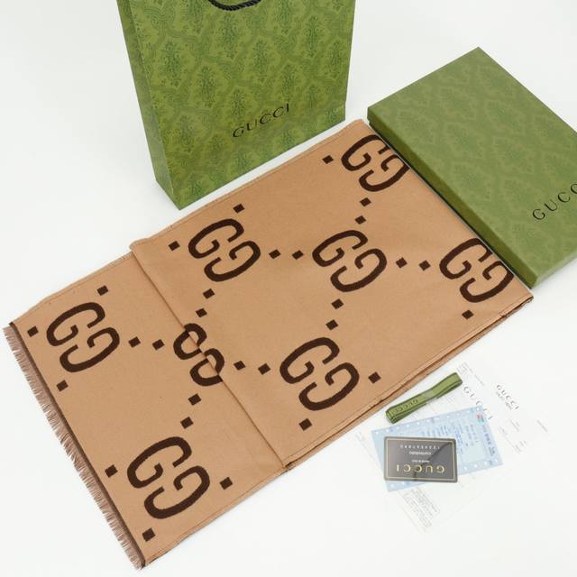 Gucci古驰Guc 热卖爆款Gg大Logo提花羊毛真丝围巾 #代购版本 90%羊毛，10%桑蚕丝，双面印花提花工艺。标配手提袋礼盒包装。 Size：35Cm*