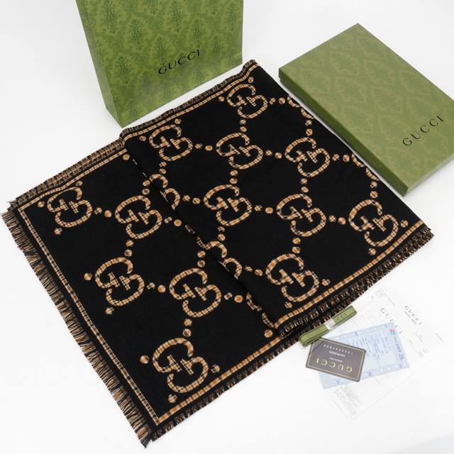 Gucci古驰 21新款 大Logo格纹老花双面羊毛长围巾 高雅黑 #代购版本# 官网同步更新。羊毛成分，标配礼盒包装。 古驰围巾