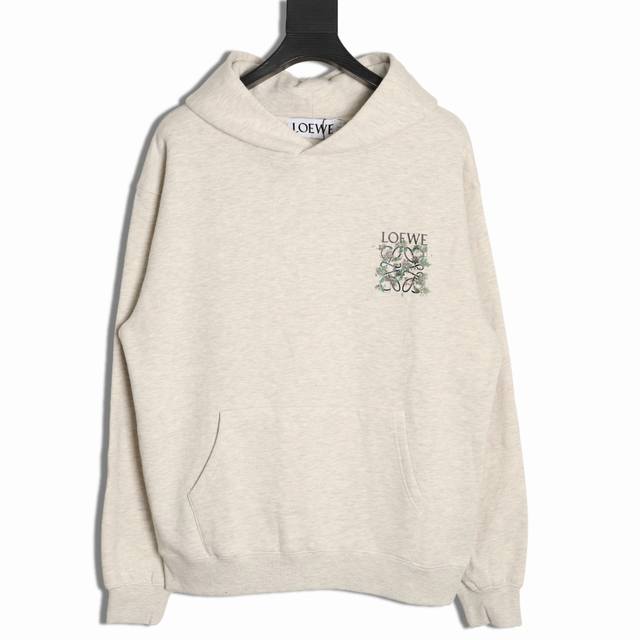 Loewe 罗意威 25Fw 树叶印花帽衫 帽衫用的是100%纯棉针织面料，衣身面料克重约320G，螺纹1*1竖排定织定染对色。 胸前后背的印花均采用白墨烫画工