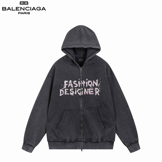 Balenciaga 巴黎世家 25Fw字母金银粉连帽外套 前左边假拉链，正面拉链开衫连帽卫衣。袖口，衣衫脚边反面毛边缝制。成衣洗水，手工磨烂做旧。工艺超复杂。