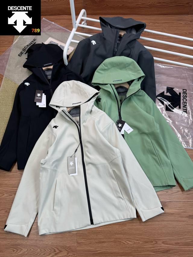 户外三防！高端必入 迪桑特 Descente 24Ss新品 防风水透气轻量硬壳冲锋衣 男女同款 产品特性： 三层压胶技术，防风雨，防静电，抗撕耐磨！ 做到了即轻