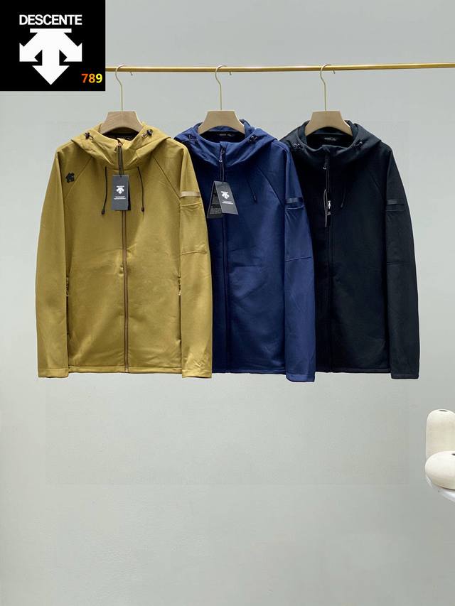 高端定制！防风防水！保暖锁温！ 春秋新款Descente 迪桑特男士防水透气软壳冲锋衣！！ 经典软壳户外保暖防风防泼水带绒保暖软壳 专业级户外连帽冲锋衣夹克外套