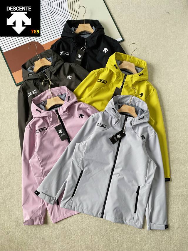 迪桑特 Descente 冲锋衣外套 秋冬新款软连帽外套 面料升级 采用功能性锦氨面料，复合云米格拉绒内里，面层带有弹力 上身舒适有型，防水防风拉链，里层拉绒的