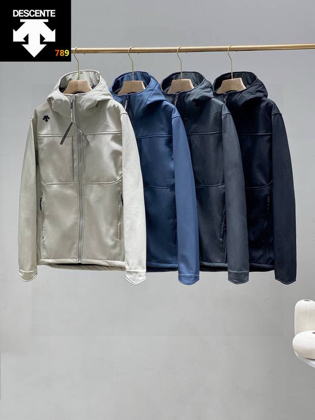 迪桑特*Descente 2025春季软壳防水冲锋衣！！ 它是针对严酷的户外环境而设计，旨在为运动爱好者提供终极的保护，这款防风透气的连帽衣是追求灵活性的登山者