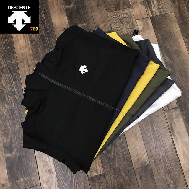 迪桑特软壳内里加薄弱户外外套 “喜怒” 客供面料舒适透气保暖适合各种场合 定制拉链内里高端大气上档次 纯色系列简单Logo点缀完美 颜色 黑色 藏青色 土黄色