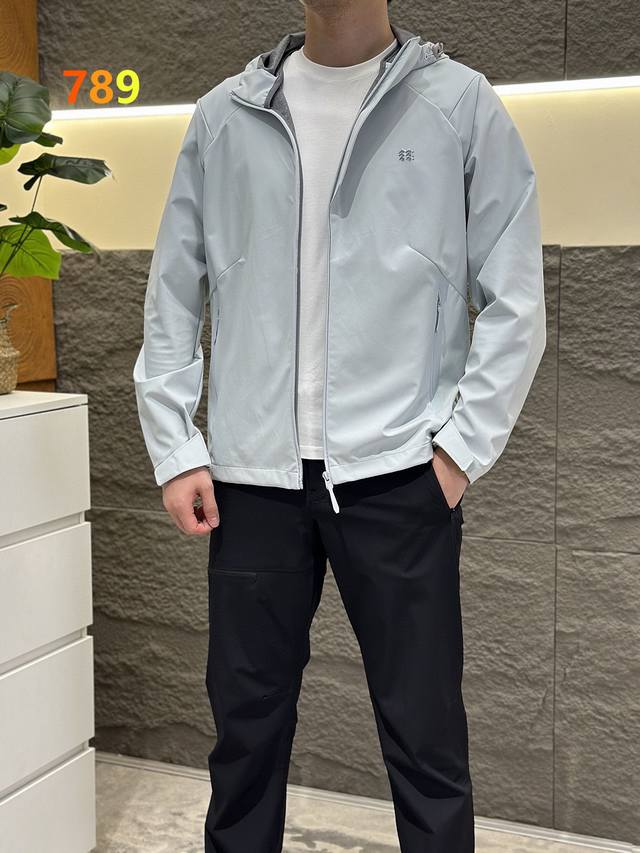 可隆25年秋季新品户外休闲外套货号防风水透气轻量冲锋衣 外套 高品质 ，科技面料 防风防水 ，轻量化设计 ， 立体剪裁 上身超级有型！ 冲锋衣透气舒适面料 不闷