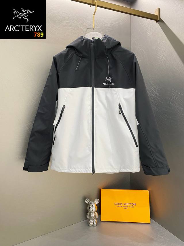 Arc'teryx 始祖鸟休闲三合一内胆男女同款银狐绒冲锋衣！ 内胆可拆卸 外层采用Gore-Txe面料！深层防水！超强防风防水～防水5000+ 透气10000