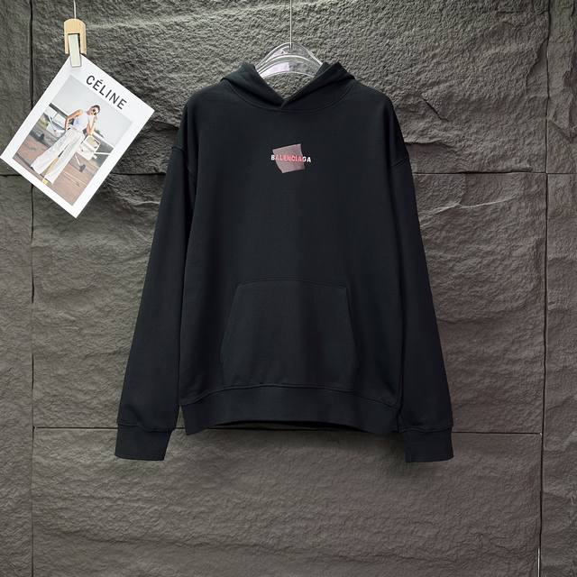 高版本Balenciaga 巴黎世家 25Ss压胶刺绣Logo连帽卫衣，重磅卫衣男女同款。面料定织定染采用480克大卫衣布，布面干净布纹清晰，柔软舒适。螺纹釆用