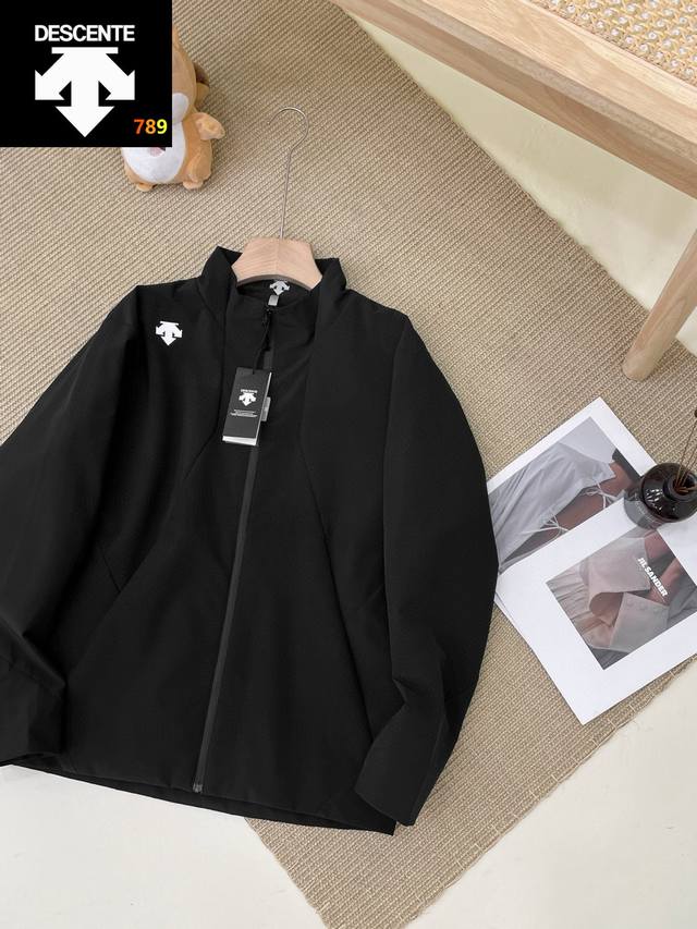 Descente-迪桑特V系列轻量级商务夹克外套 6色V系列轻量级商务夹克别致魅力时髦腔调精致工艺高级设计感 面料选用东丽轻量型中空纱相比其他面料更加轻盈舒适集