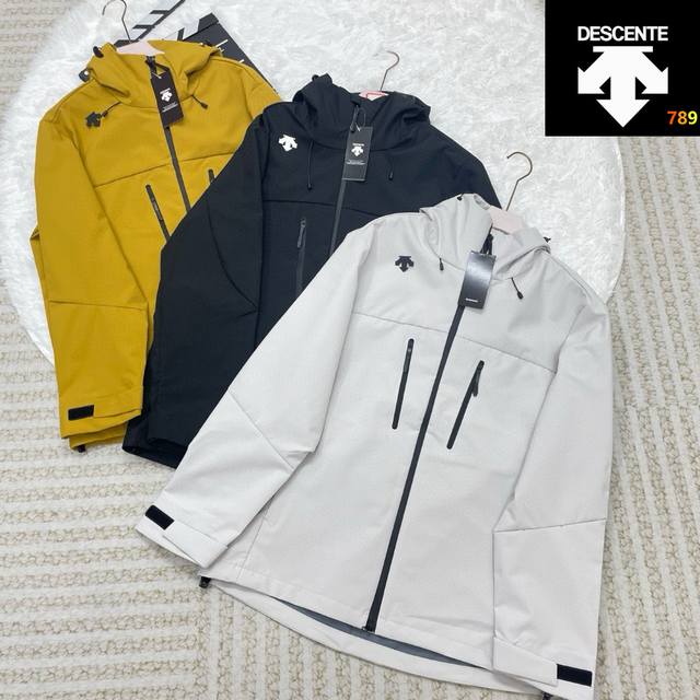 Descente迪桑特专柜同款多功能户外休闲防风防雨宽松连帽运动休闲沖锋衣外套。 春秋款上新迪桑特官网在售款: 采用环保防风防水功能性冲锋衣面料 ，防风的同时排