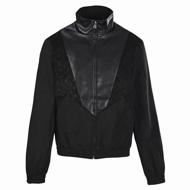 Louis Vuitton Lv 老花暗纹贴布拼皮皮衣外套 采用创新材质拼接工艺，将科技感锦纶面料与皮革巧妙结合，衣身主体选用100%锦纶材质，确保轻盈透气，袖
