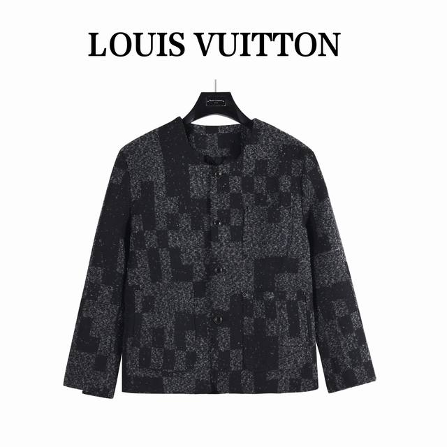 Louisvuitton 路易威登 25Fw毛呢棋盘格外套 选用高品质毛呢材质，触感柔软舒适，保暖性强且挺括有型，上身不软塌，秋冬穿着既温暖又显气质。衣身饰以不