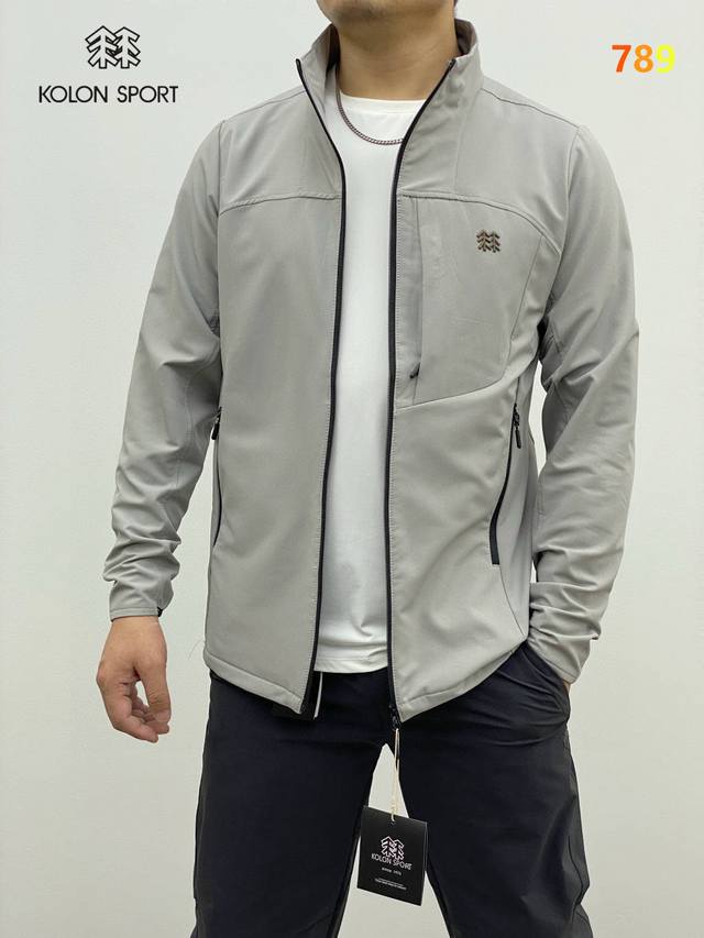 克隆 Kolonsport*25年秋冬季男女情侣款户外立领长袖外套 采用优质拉伸性面料，搭配动态裁剪版型，贴合肩部、手臂等关节的动态轮廓，提升运动中的伸展自由度