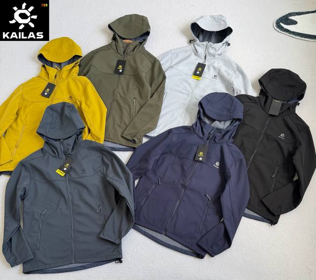 凯乐石25Ss秋季新款轻量软壳抓绒胸前简约小Logo连帽冲锋衣外套，经典户外运动系列，上身帅气百搭不挑人，休闲运动均可驾驭，经典永不过时绝佳出行穿搭必备单品 专