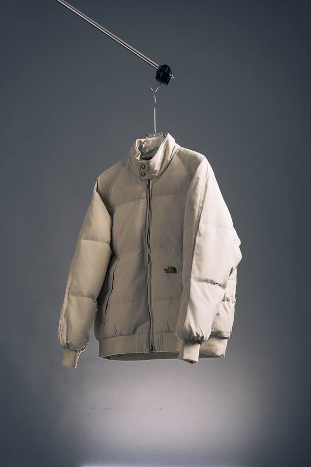 北面紫标棒球服 亚麻色 北面紫标Lightweight Twill Mountain 不用多说，插肩款，男女都可 不需要区分年龄性别 800蓬的羽绒服 基本可以