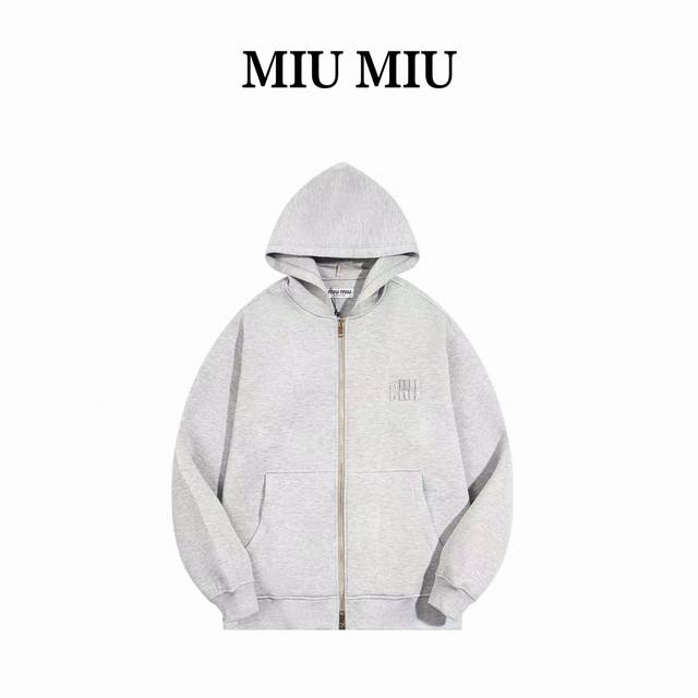 Miumiu 缪缪 25Fw拉链连帽外套 面料:只有把Zp拆了才知道它这款面料是怎么做的，由三层面料复合而成， G纯棉卫衣料300G空气层复合尼龙布！相当于一件