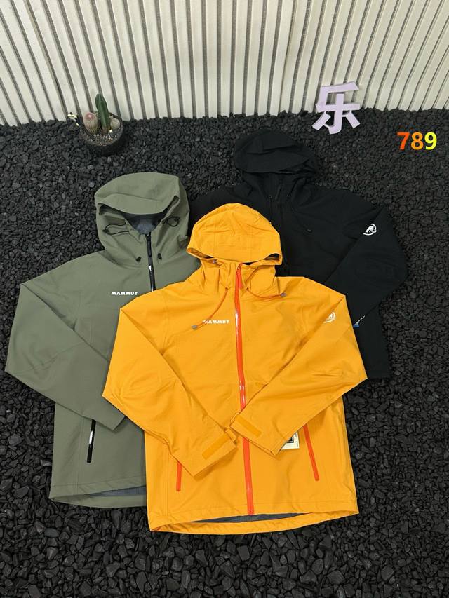 益胶无痕-猛犸象Mammut Ayako Pro 2.0 女子户外登山亚洲版连帽软壳内里压胶冲锋衣- 这款连帽冲锋衣，专为女性打造，设计上独具匠心。限量硅胶标元