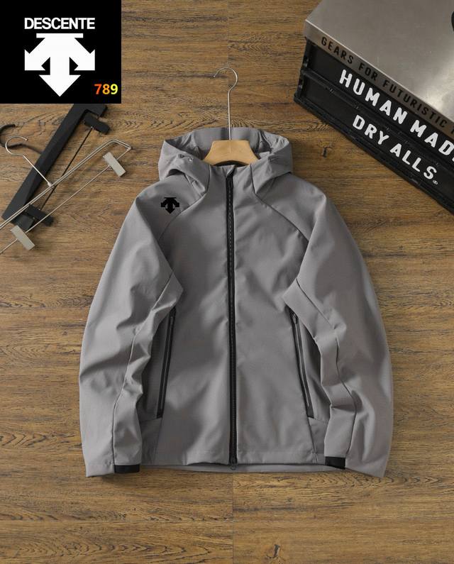 迪桑特秋冬新款官网同款男士户外防风防水连帽软壳外套！ 颜色：黑色 灰色 黄色 迪桑特功能性运动外套，采用优质拉伸性软壳面料，搭配动态裁剪版型，贴合肩部、手臂等关