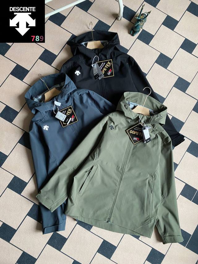 Descente 迪桑特 秋款户外休闲外套25Ss新品 防风水透气轻量硬壳冲锋衣 男女同款，高品质 科技面料防风防水，轻量化设计，宽松立体剪裁，腰间拼接大气显瘦